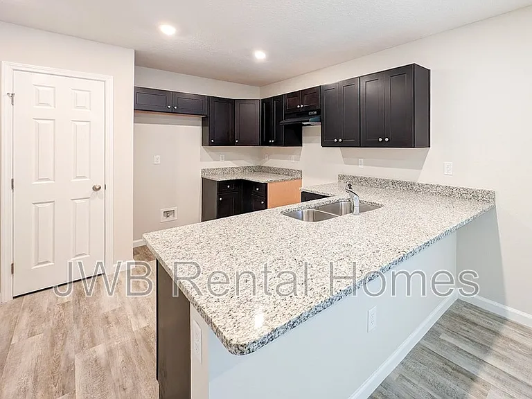 1213 Moat St — Photo 2