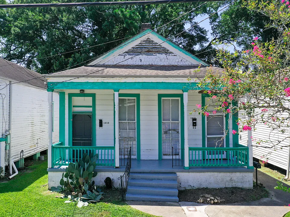 1812 Dante St