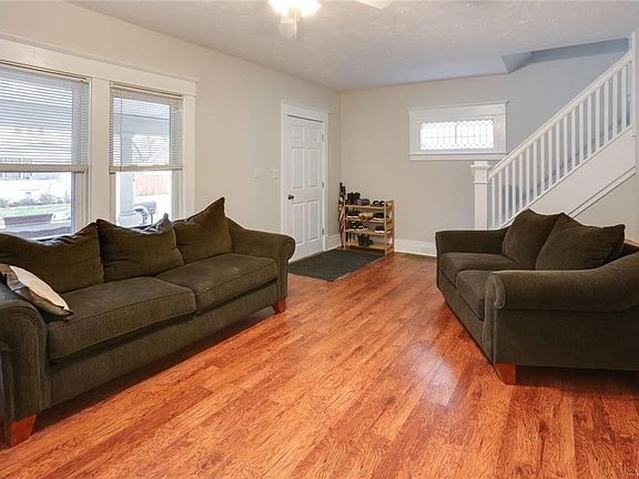 4th image of 118 Lasalle Ave