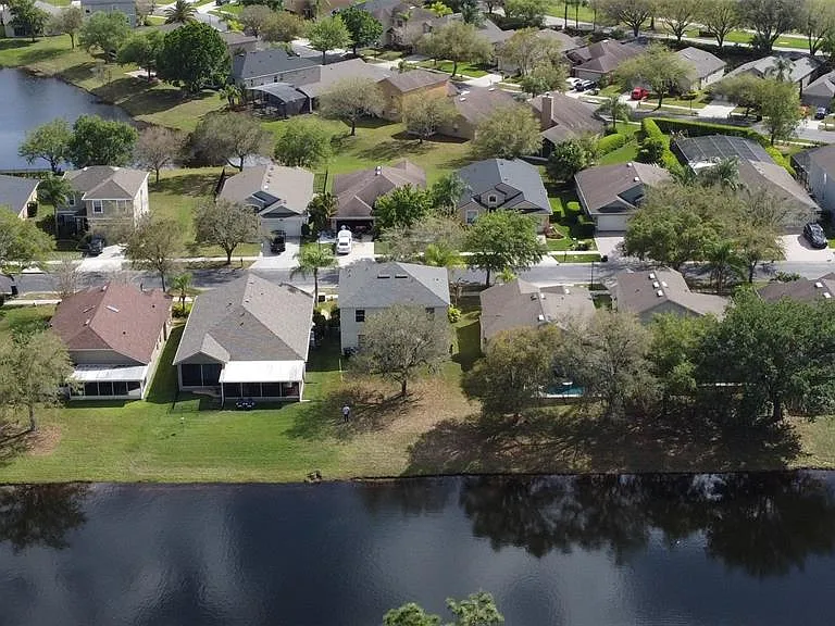 2264 Hillshire Dr — Photo 2