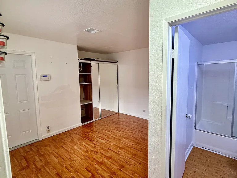320 Hawthorne Dr — Photo 8