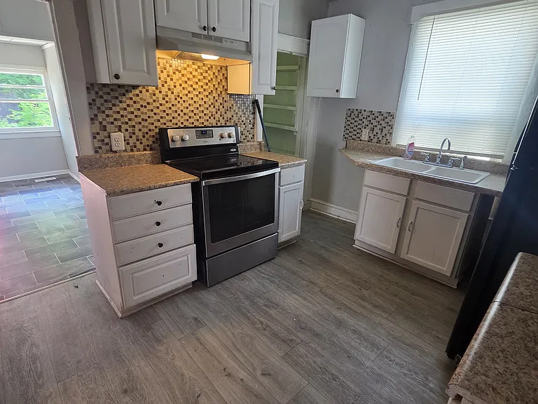 1705 Queen St — Photo 9