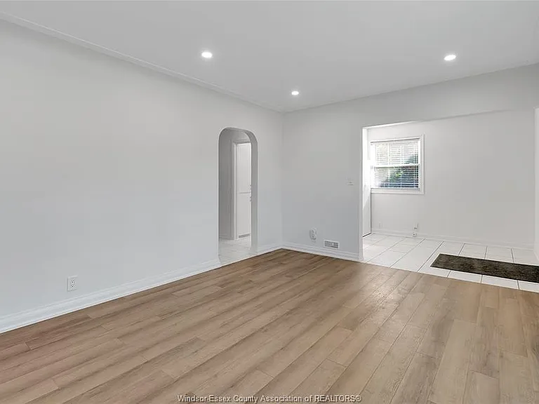 6633 Wyandotte St E — Photo 5