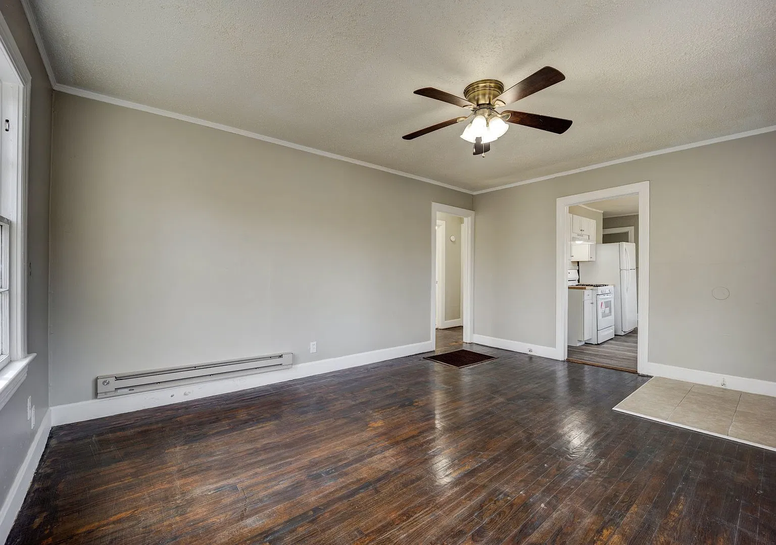 Freshly Updated 2 Bedroom House — Photo 4