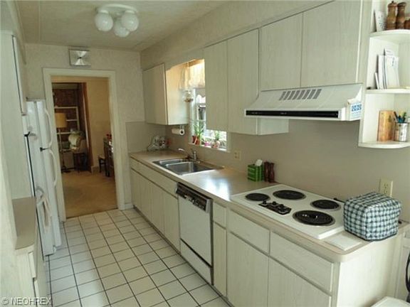 4th image of 24008 Edgehill Dr