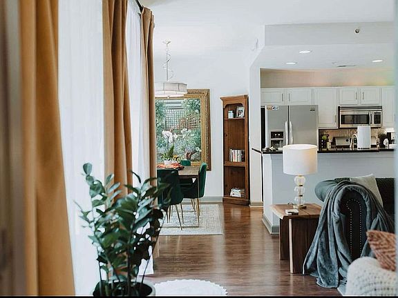 5th image of 718 Trade St #402
