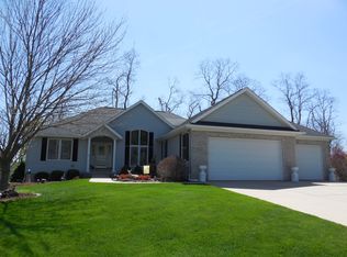 407 Fairwynd Dr, Le Claire, IA 52753