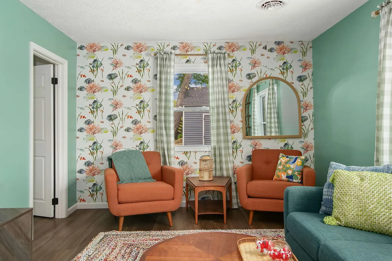 3 bed, 1.0 bath, 1044 sqft, $7,880 — Photo 4