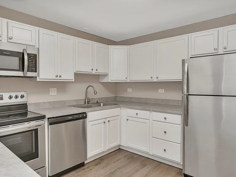 Lakeside Village Apartments — Photo 36