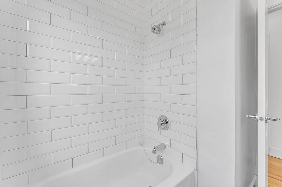 389 Yonge Street — Photo 4