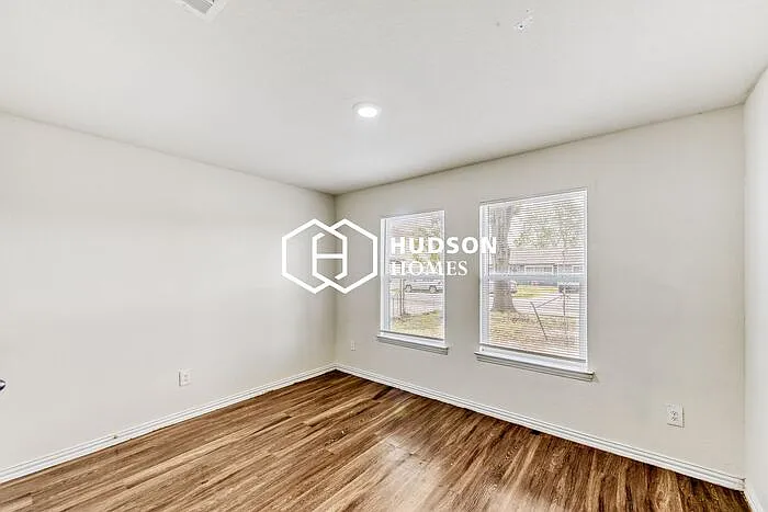 2722 Stallings Dr — Photo 6
