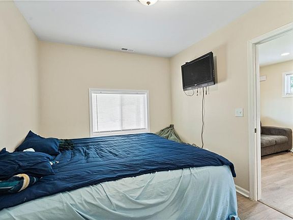 4th image of 3821 Monroe Ave