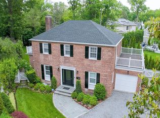 30 Johnstone Rd, Great Neck, NY 11021