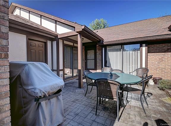 4th image of 17 Lodge Ln #17