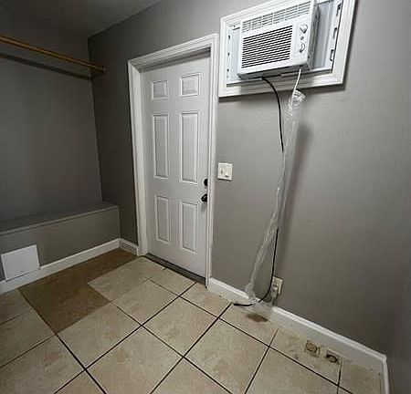 5th image of 2843 Forest Hill Blvd #5
