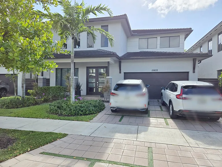 15935 NW 87th Ct — Photo 1