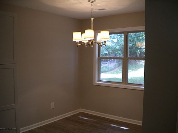 2nd image of 871 Oaklawn Pl