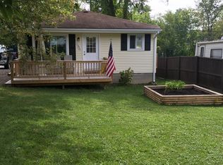 3805 Mapleleaf Rd, Waterford, MI 48328