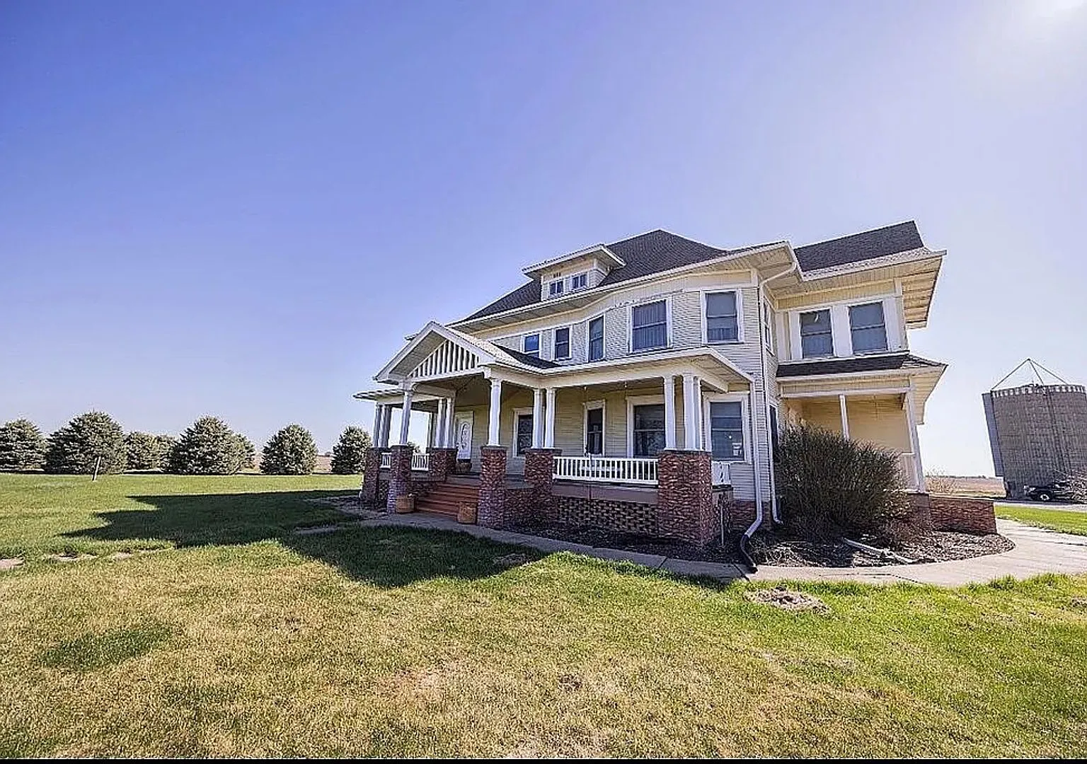 Spacious 4BR House in Stromsburg — Photo 1