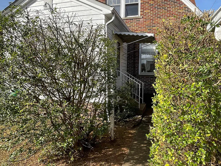 1321 Charleston Ave — Photo 4