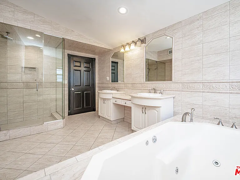 20746 Clarendon St — Photo 28
