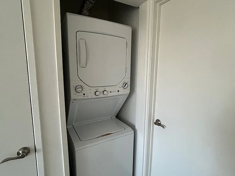 Glenoaks Apartments — Photo 9