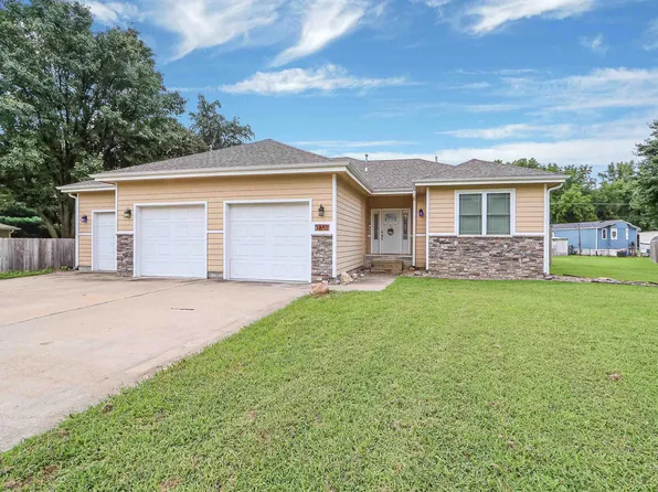 3857 Hunters Cir, Manhattan, KS 66502