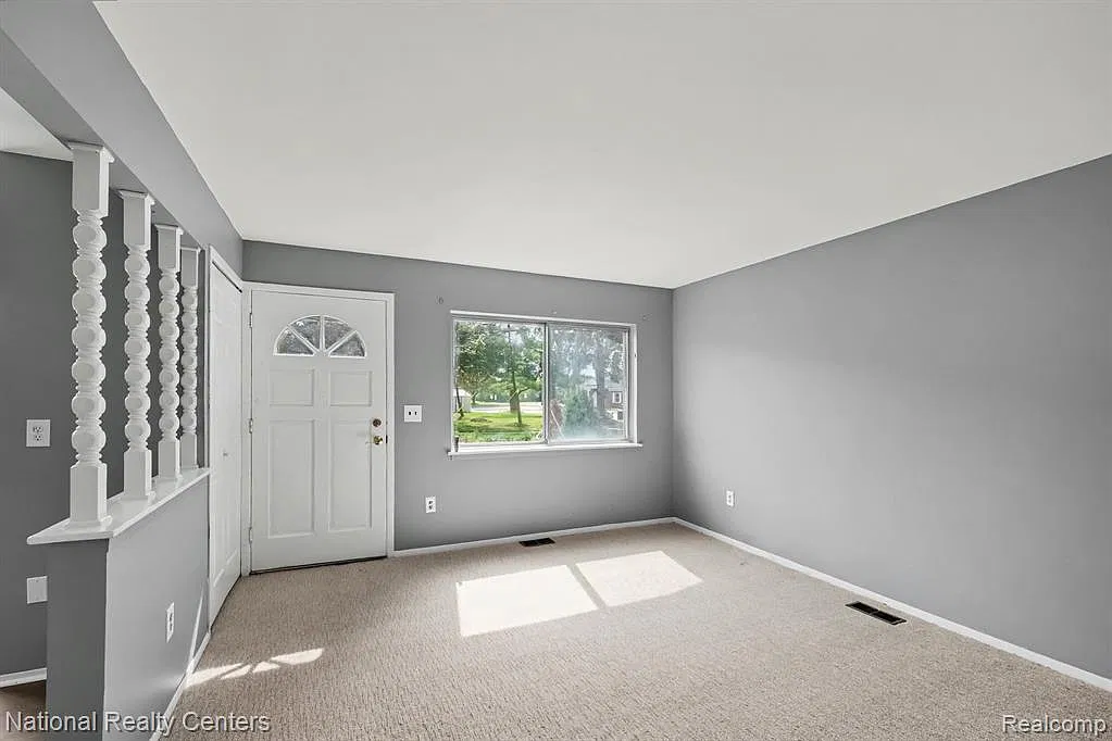 3 bed, 1.0 bath, 900 sqft, $1,600 — Photo 3