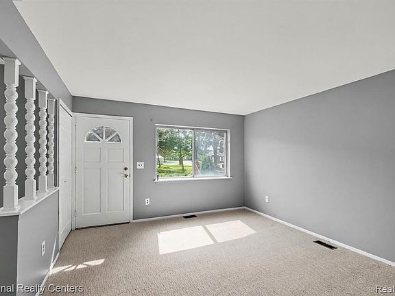 3rd image of 1069 Urbancrest Dr