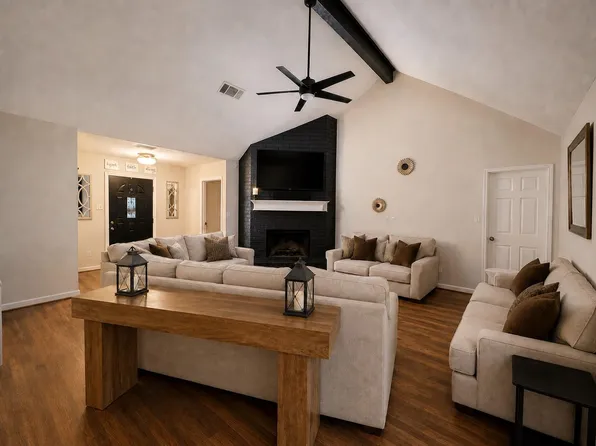 1105 E Adoue St, Alvin, TX 77511