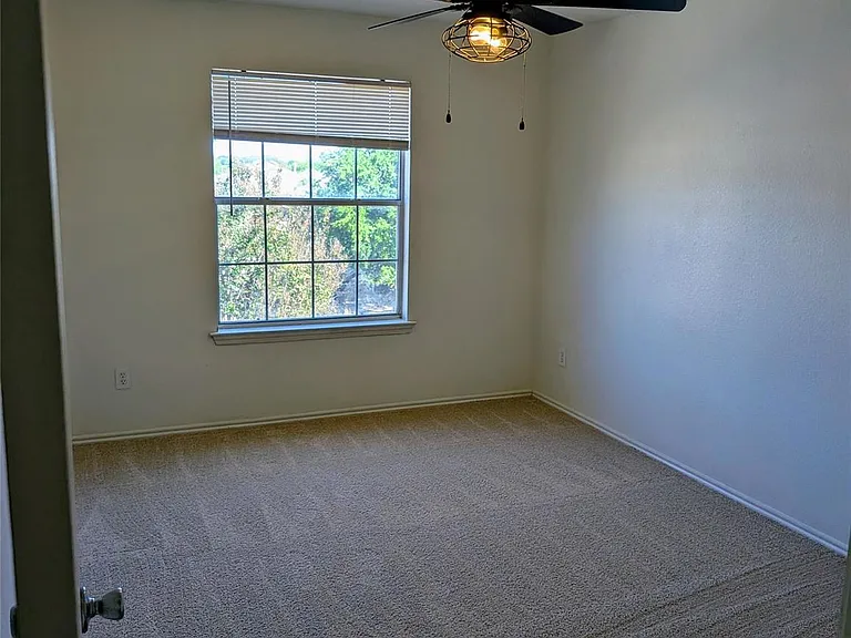 1209 Amberwood Loop — Photo 15