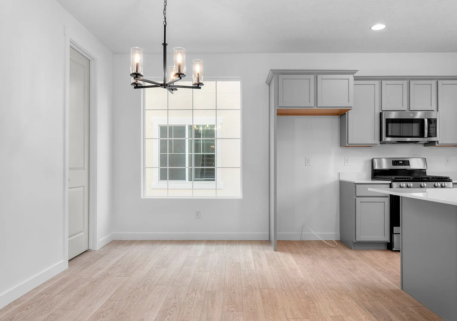 Brand New 5-Bed 3.5-Bath Home Available for Move-in Now — Photo 4