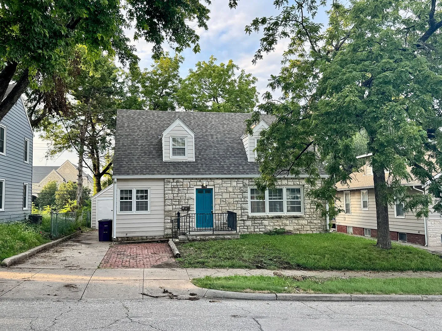 Pre Leasing 27/28 School Year! Large 5 Bed House Just 1 Block From Ksu! — Photo 1