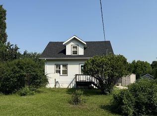 618 W 6th St, Neche, ND 58265