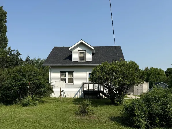 618 W 6th St, Neche, ND 58265