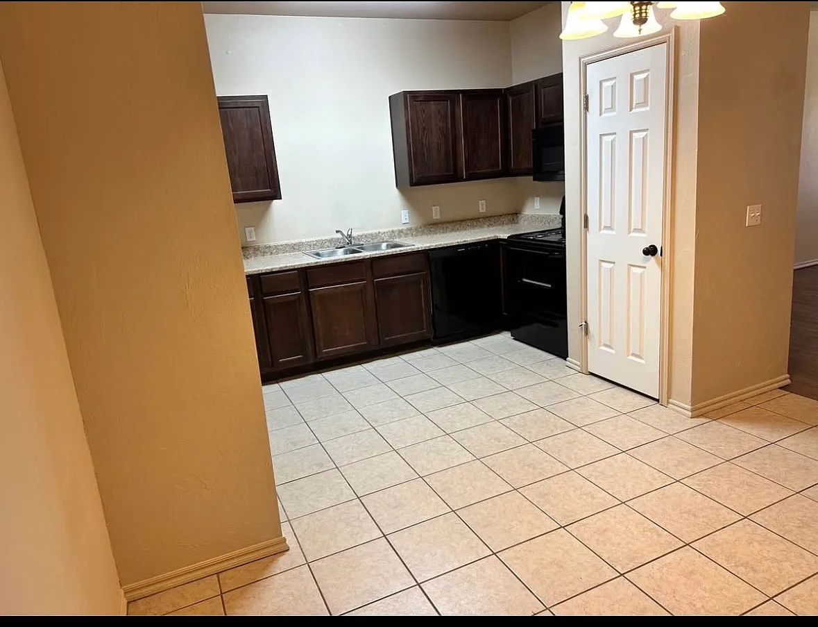 3 bed, 1200 sqft, $1,250 — Photo 3