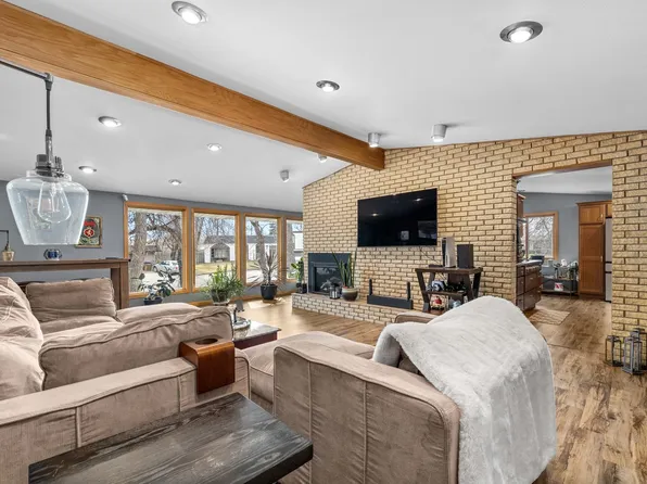 304 15th St SW, Minot, ND 58701