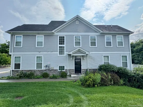 95 Meadow View Dr, Middletown, NY 10940