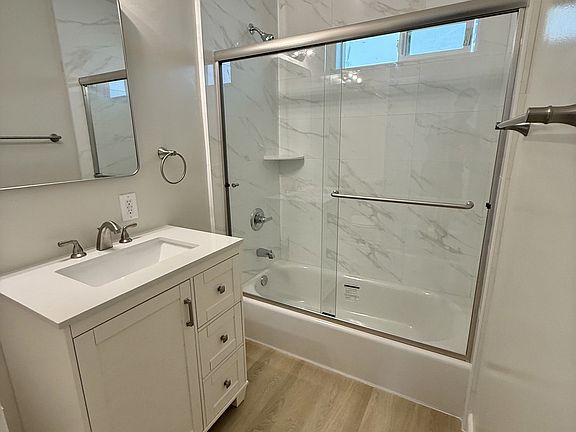 5th image of 939 Carson St #939
