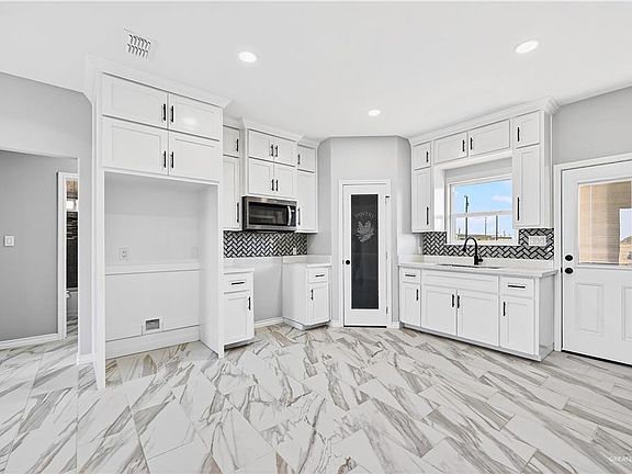 4th image of 331 Barcelona Dr