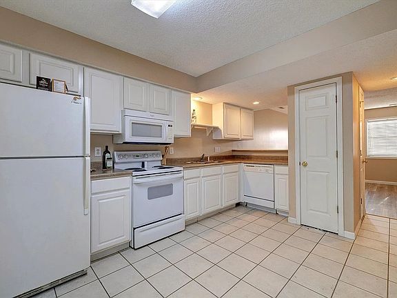 4th image of 3425 S Oaklawn Cir