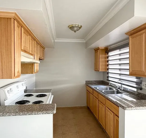 10059 Pinewood Ave — Photo 3