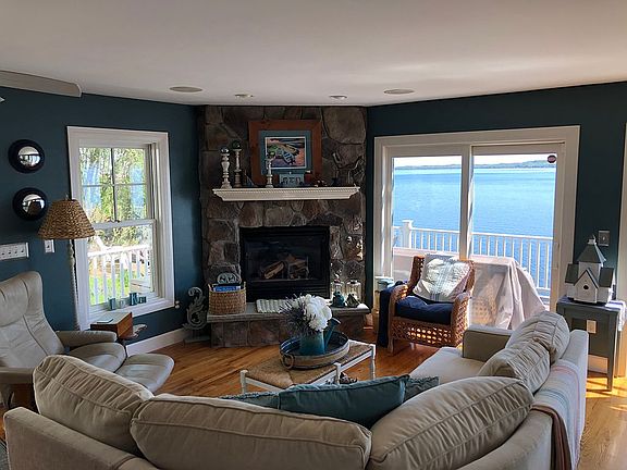 LR with gas fireplace