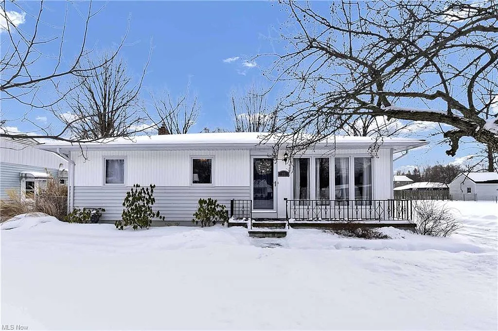 93 Aaron St photo 1