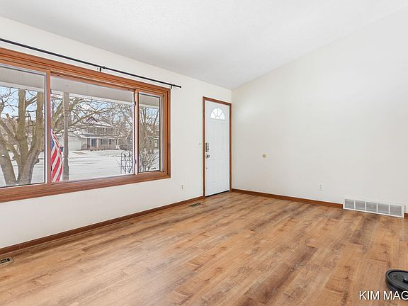 5th image of 161 W 33rd St