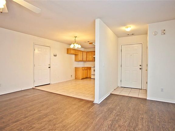 5th image of 905 SW Tunbridge Dr