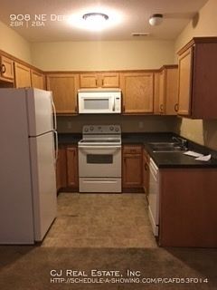 3rd image of 908 NE Deer Creek Dr
