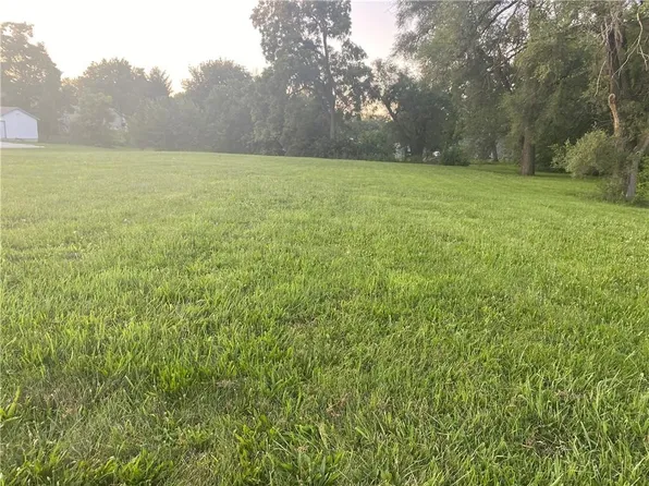 106 E Army Post Rd, Des Moines, IA 50315