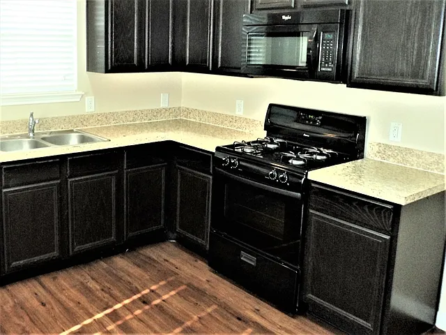 4 bed, 2.0 bath, 1433 sqft, $1,865 — Photo 2