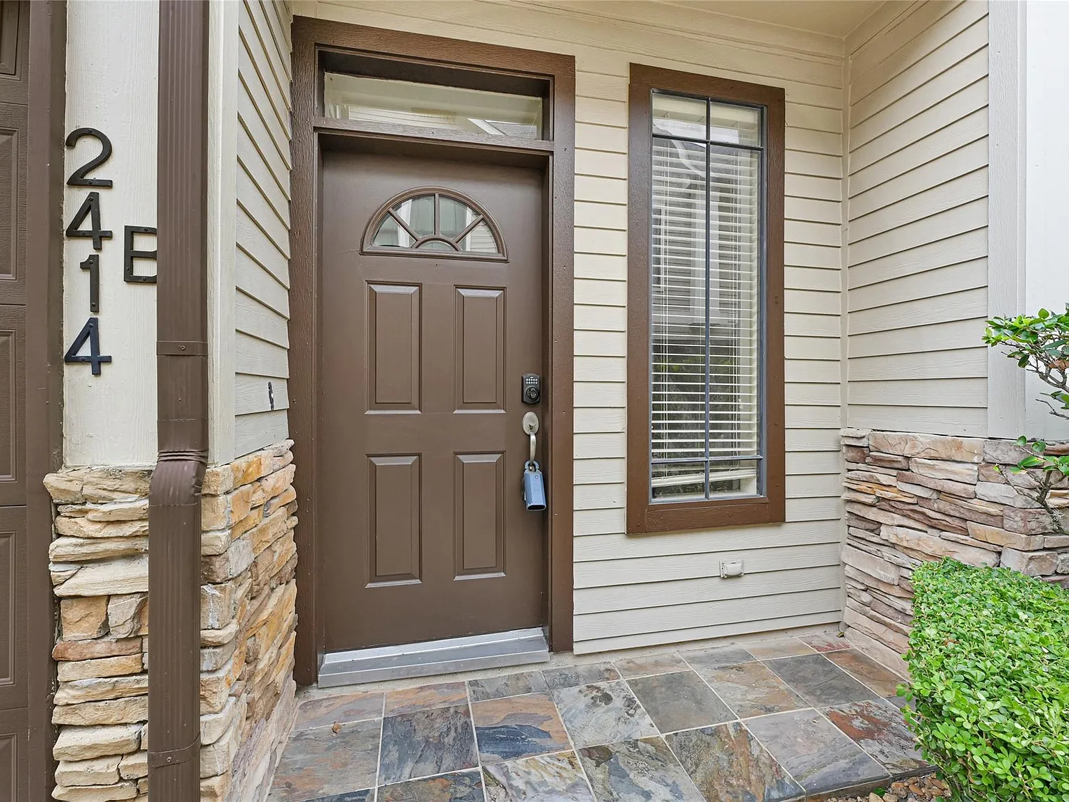 3 bed, 3.5 bath, 2312 sqft, $2,500 — Photo 3